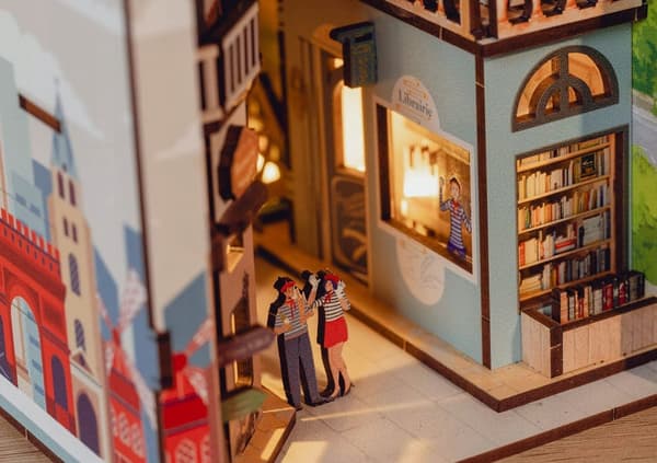 Miniature Book Collection Diorama: Paris – Revell 23 cm Display Case Set