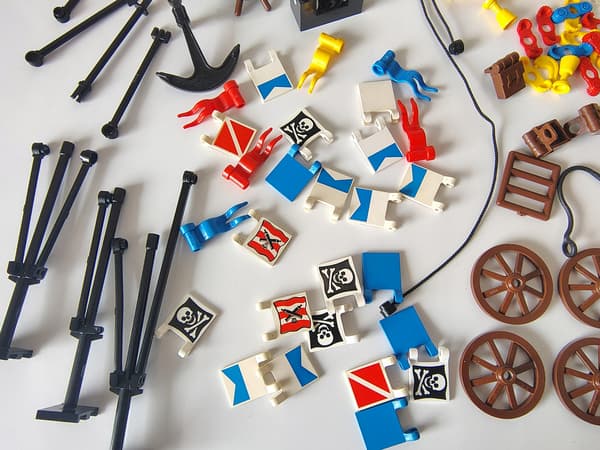LEGO Pirates: Retro Pirates – Nets, Cannons, Flags, Masts, Palm Trees, Weapons...