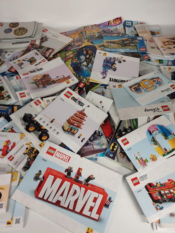 Lego INSTRUCTION BOOKLETS – NEW AND SECOND-HAND, VARIOUS SERIES, LARGE BULK PACKAGE WEIGHING 10 KG
