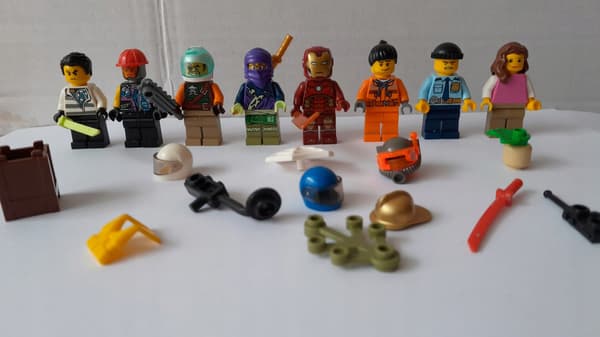 LEGO: 10 assorted MINIFIGURES with accessories and headgear – BARGAIN