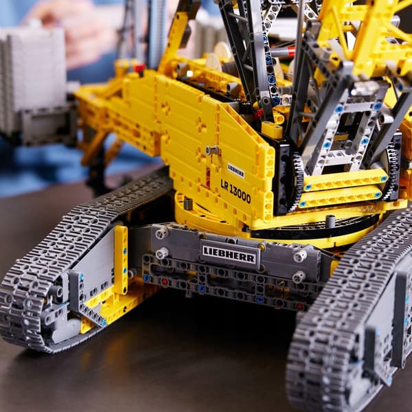 LEGO Technic Liebherr LR 42146 Crawler Crane