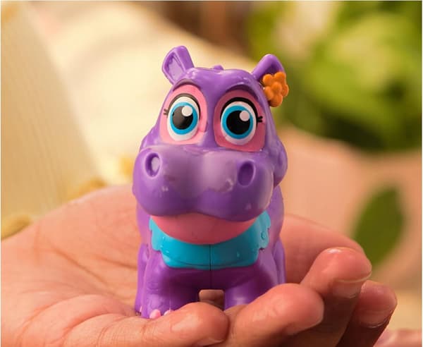 Vida the Vet and Juno Bubble Bath colour-changing figurine set
