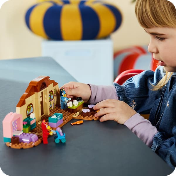 LEGO Bluey 11221 School with Ryżyk and Blue