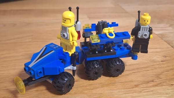 LEGO 1558 Mobile Command Trailer 1986 – a unique space set.