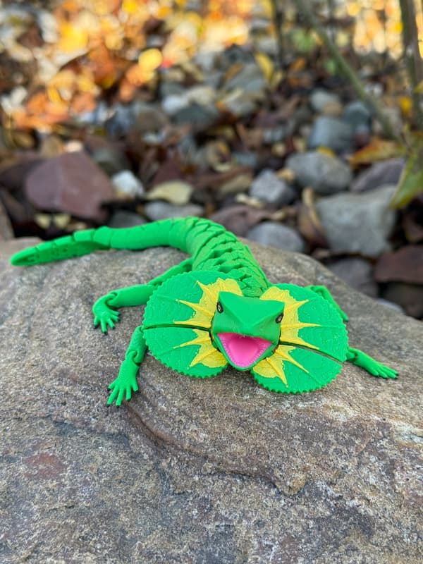 3D segmented frilled lizard – a dynamic figurine, a toy