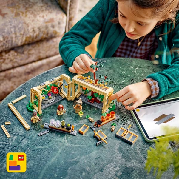 LEGO Harry Potter Hogwarts Castle: Herbology Class 76445