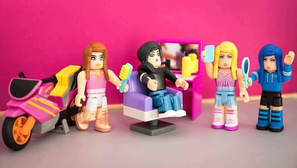 ROBLOX Stylz Salon & Spa Figure and Accessory Set: Make-up – 16 pieces
