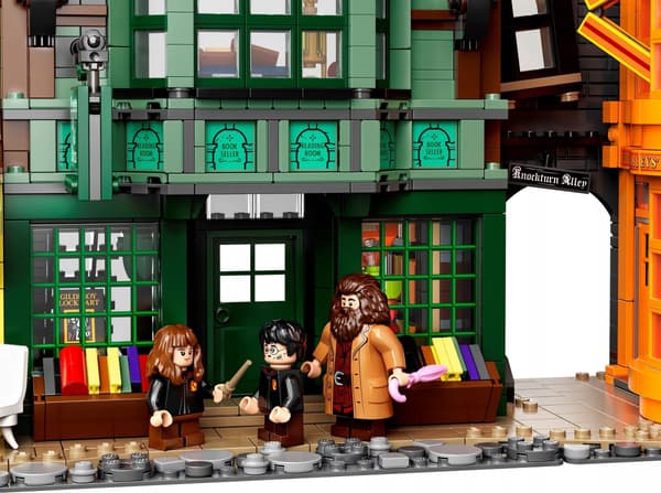 Lego Harry Potter Set 75978 Diagon Alley (((( dented box ))))