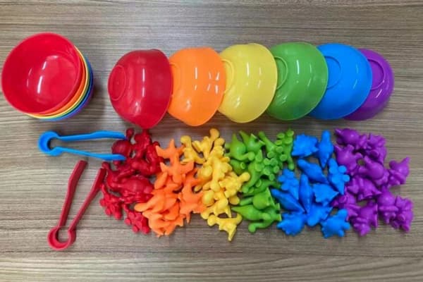 48-piece dinosaur colour-sorting toy