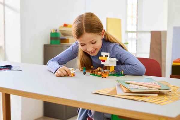 LEGO Minecraft 21585 Chicken Farm, building bricks