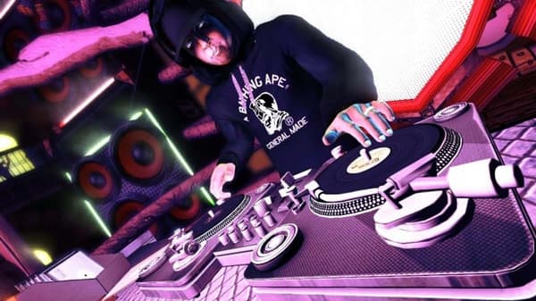 DJ HERO WITH TURNTABLE (WII GAME)
