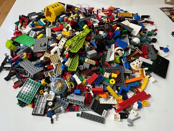 LEGO Mix 2kg Original Bricks + 2 Minifigures – GIFT