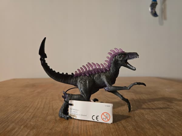 SCHLEICH 70154 ELDRADOR Shadow Raptor figurine, 2022 model.