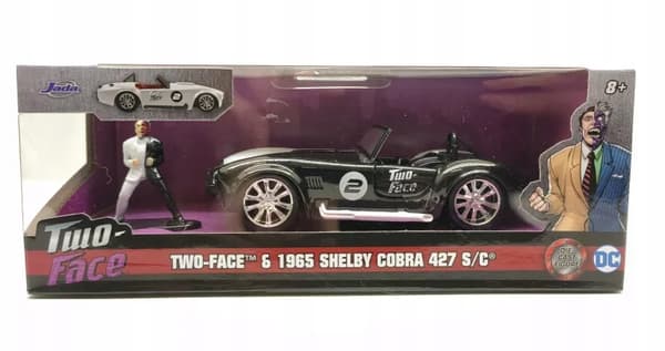 DC COMICS 1/32 – 1965 SHELBY COBRA 427 S/C (INCLUDING A TWO-FACE FIGURINE)