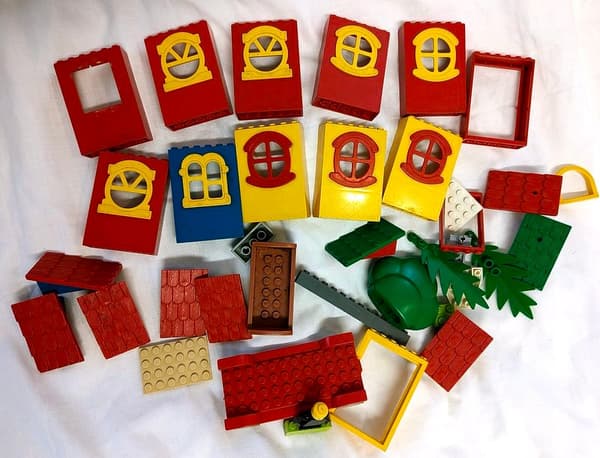 (d) Old LEGO System bricks