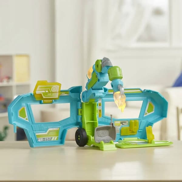 ROBOT Transformers CAR AND TRAILER Hoist Rescue Bots Command Centre