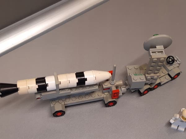 LEGO Classic Space 897 Mobile Rocket Launcher