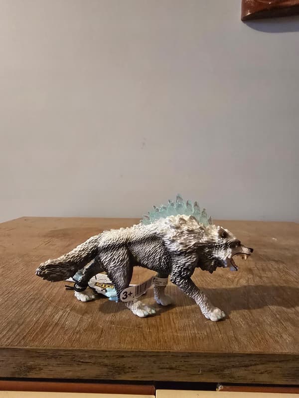 Schleich Eldrador 42452 Snow Wolf figurine, 2017 model