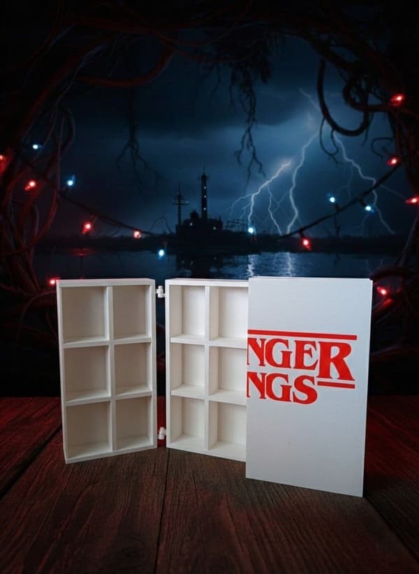Collectors’ figurine shelf – Retro sci-fi style display organiser