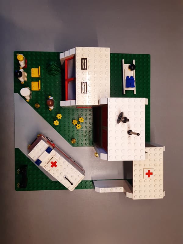 LEGO 6380 Emergency Treatment Centre