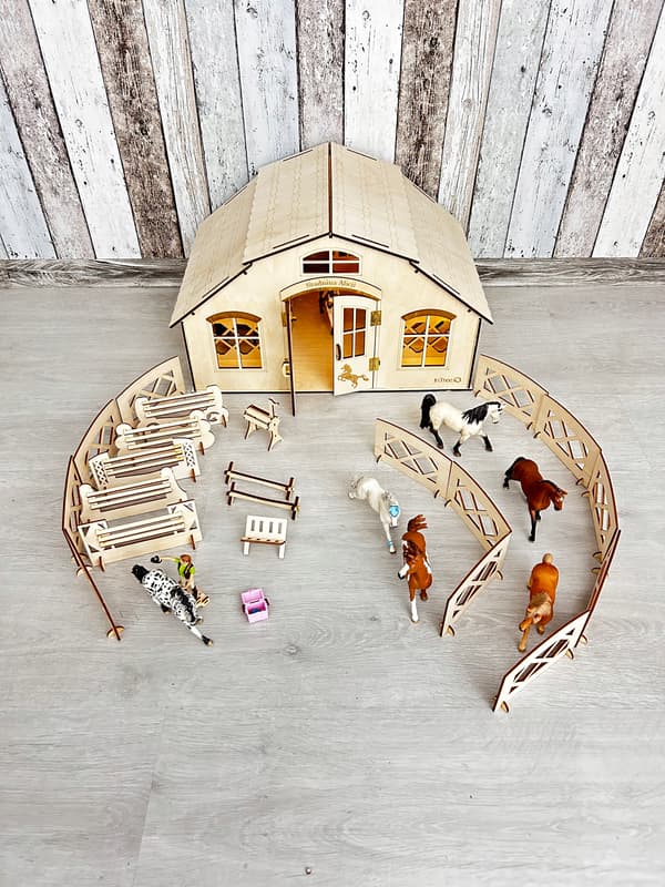 Wooden stable for 8 horses + lighting + accessories