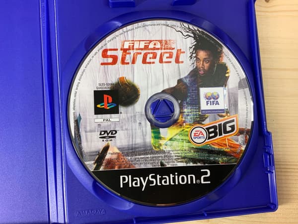 FIFA STREET – in excellent condition – PS2 disc