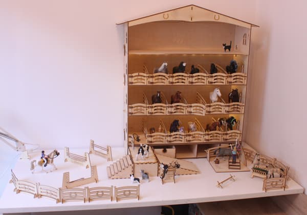 Schleih wooden horse stable – base