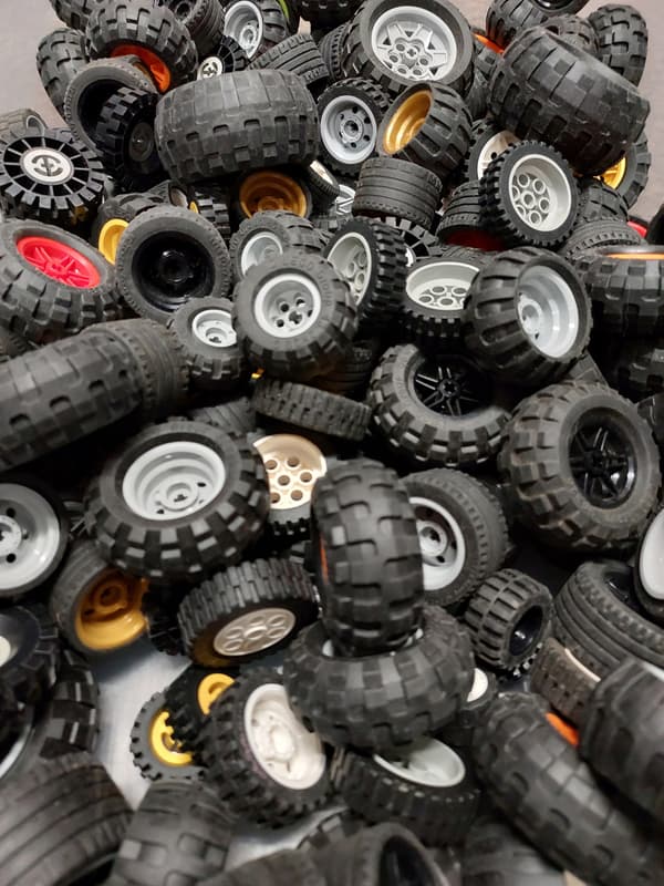 Original Lego Technic bricks: rims, tyres, complete wheels – mixed set, 500g