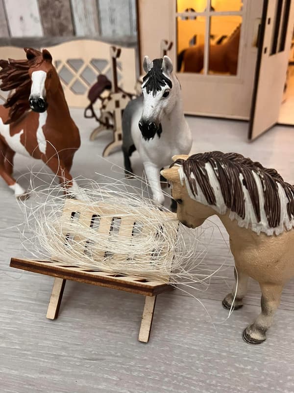 Wall-mounted stable with 18 stalls + free lighting