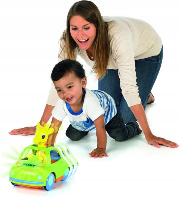 TOMY GIRAFFE IN A CAR T72201
