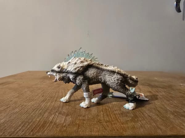 Schleich Eldrador 42452 Snow Wolf figurine, 2017 model
