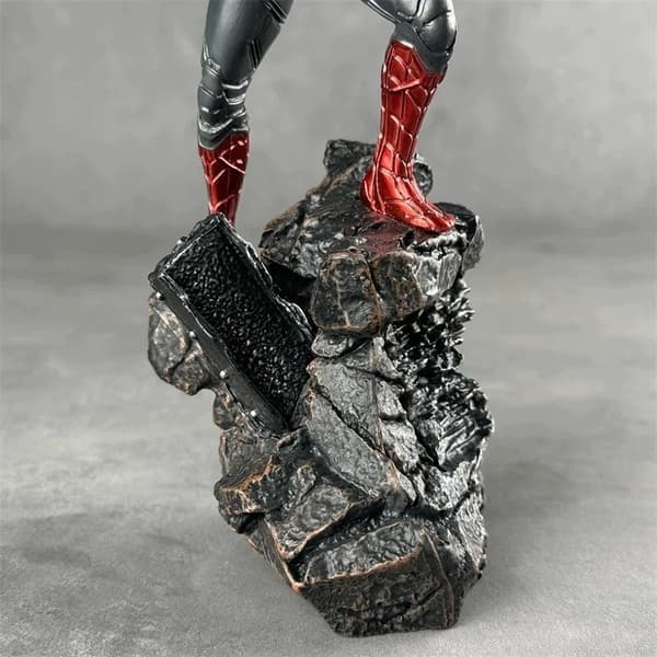 SPIDER-MAN COLLECTOR’S FIGURE + ACCESSORIES – SPIDER-MAN IRON SPIDER