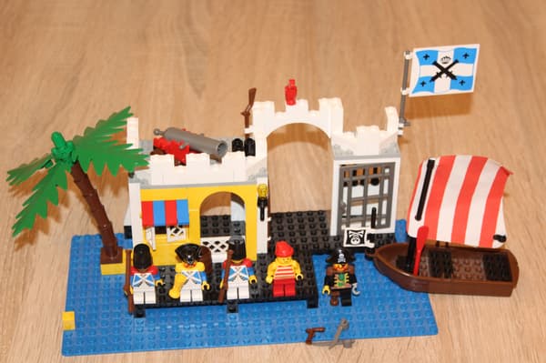 LEGO PIRATES 6267 Lagoon Lock-Up set