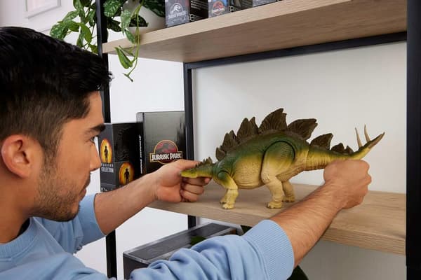 COLLECTOR’S STEGOSAURUS DINOSAUR FIGURINE WITH A RIGID TAIL