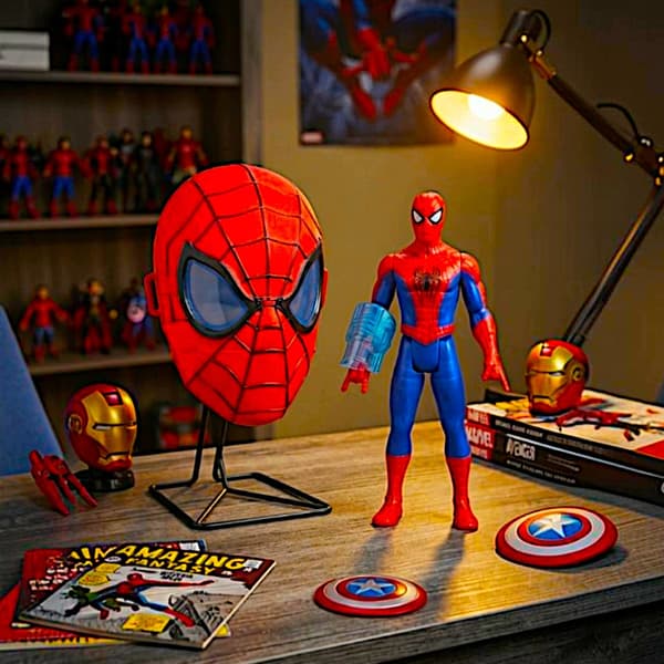 SPIDER-MAN FIGURINE + INTERACTIVE GLOW-IN-THE-DARK MASK – SPIDER-MAN FIGURINE SET