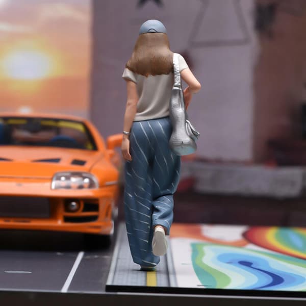 1:24 Long-haired girl Model Tiny People Model Diorama 3D scenery Figure