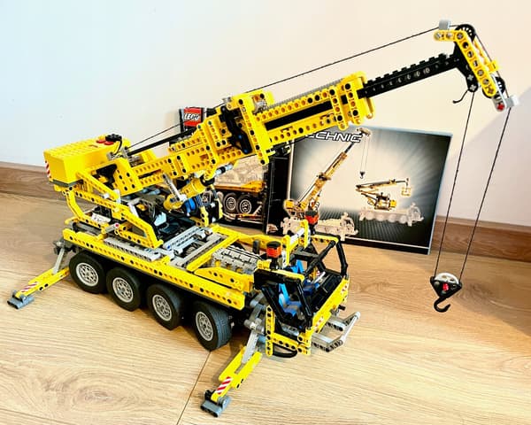 Lego Technic 8421 Mobile Crane: Mobile crane + instructions and batteries