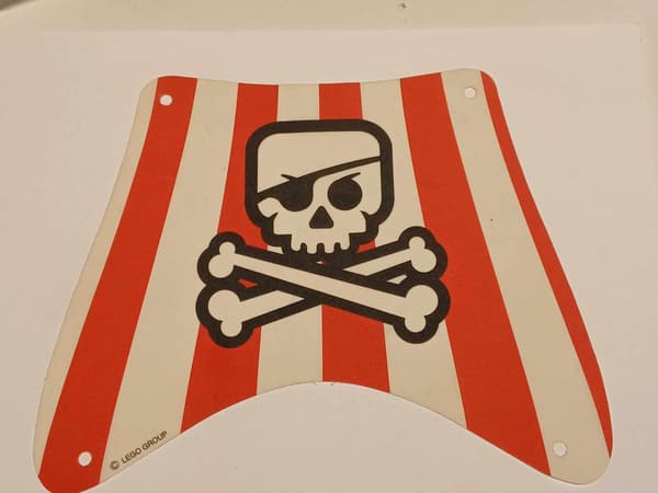 122S2. Large Lego pirate sail with a skull
