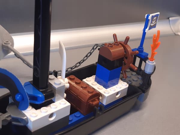 LEGO Pirates 7072 Kragg’s Pirate Boat