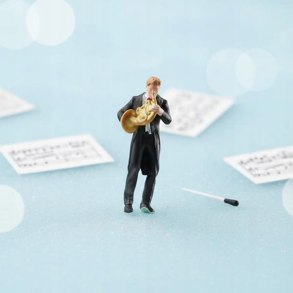 1:64 scale musician figurine. Realistic appearance. 1:64 Miniature Guide