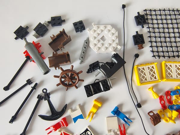 LEGO Pirates: Retro Pirates – Nets, Cannons, Flags, Masts, Palm Trees, Weapons...