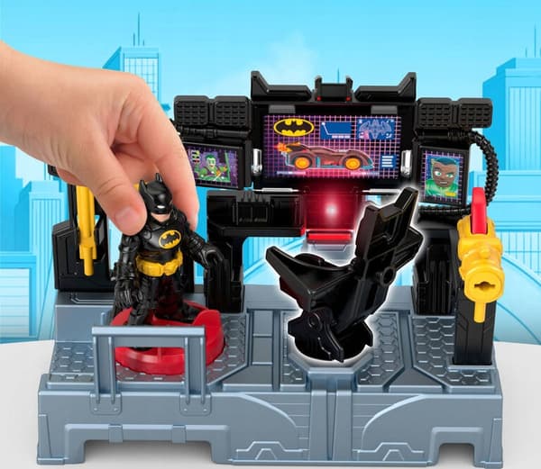 BATMAN SET: BATMAN’S BASE WITH LIGHT-UP COMMAND CENTRE + BATMAN FIGURE