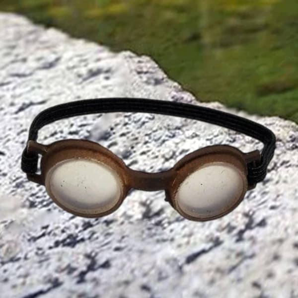 1/6 scale goggles. Display Gear model collection. Soft rubber. Compact prop.
