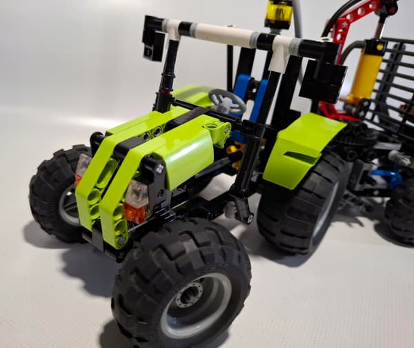 LEGO Technic: 8049 – Log Loader Tractor