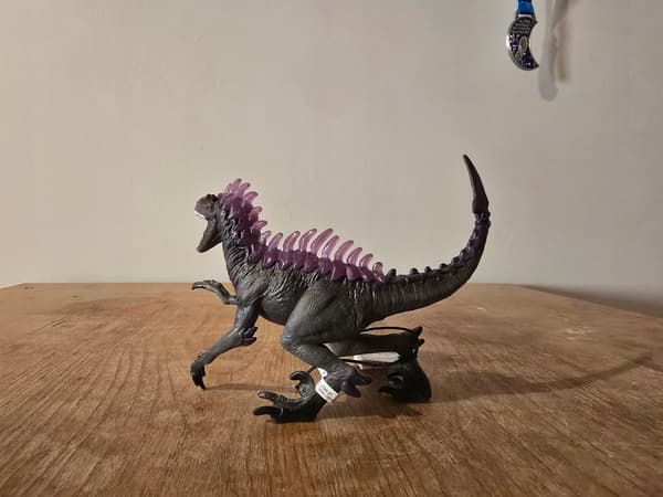 SCHLEICH 70154 ELDRADOR Shadow Raptor figurine, 2022 model.