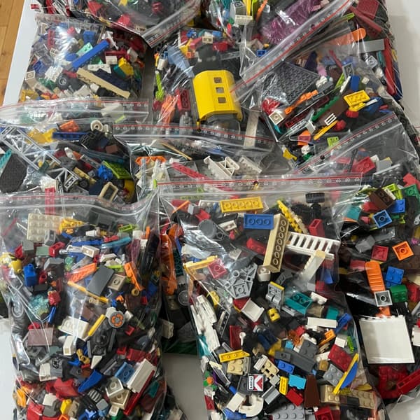 LEGO Mix 2kg Original Bricks + 2 Minifigures – GIFT
