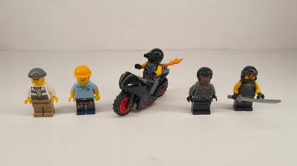 LEGO: 10 assorted MINIFIGURES with accessories and headgear – BARGAIN
