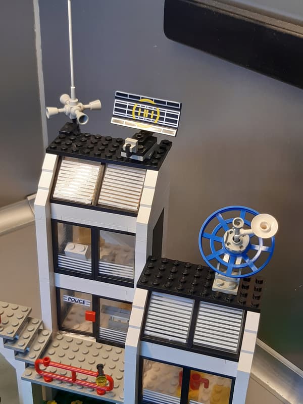 LEGO 6398 Central Precinct HQ (No. 2)