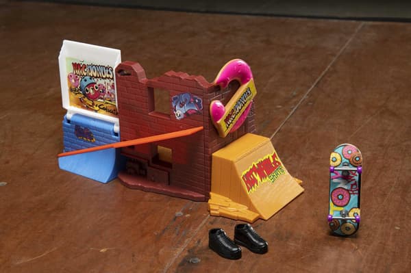 Hot Wheels Skate Donut DONUT Skatepark FINGERBOARD