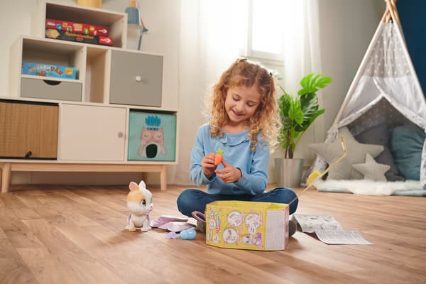 PAMPER PETZ INTERACTIVE BUNNY – DRINKS AND WETS, 20 CM, NAPPY GANG + SPECIAL OFFER